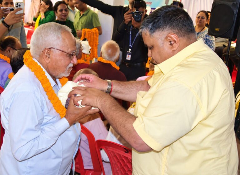 सेवा संकल्प अभियान : अंतर्राष्ट्रीय वृद्धजन दिवस पर सियानगुड़ी में बुजुर्गों का सम्मान, राजेश अग्रवाल ने शॉल-श्रीफल भेंट कर लिया आशीर्वाद