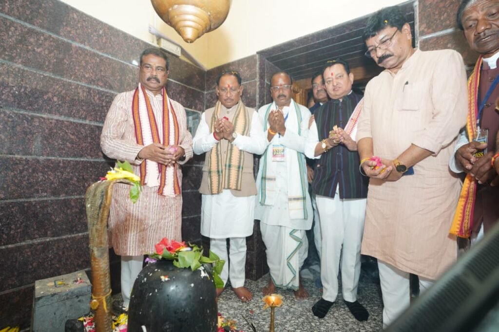 मुख्यमंत्री साय ने रामचंडी मंदिर में पूजा-अर्चना कर प्रदेश की खुशहाली एवं सुख-समृद्धि की कामना की