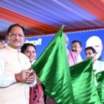 केंद्रीय रेल मंत्री अश्विनी वैष्णव और मुख्यमंत्री विष्णु देव साय  ने रावघाट – रायपुर एवं रायपुर – कुरूद यात्री रेल सेवाओं को दिखाई हरी झंडी