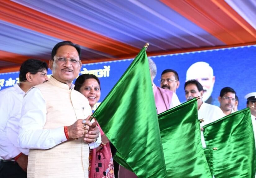 केंद्रीय रेल मंत्री अश्विनी वैष्णव और मुख्यमंत्री विष्णु देव साय  ने रावघाट – रायपुर एवं रायपुर – कुरूद यात्री रेल सेवाओं को दिखाई हरी झंडी