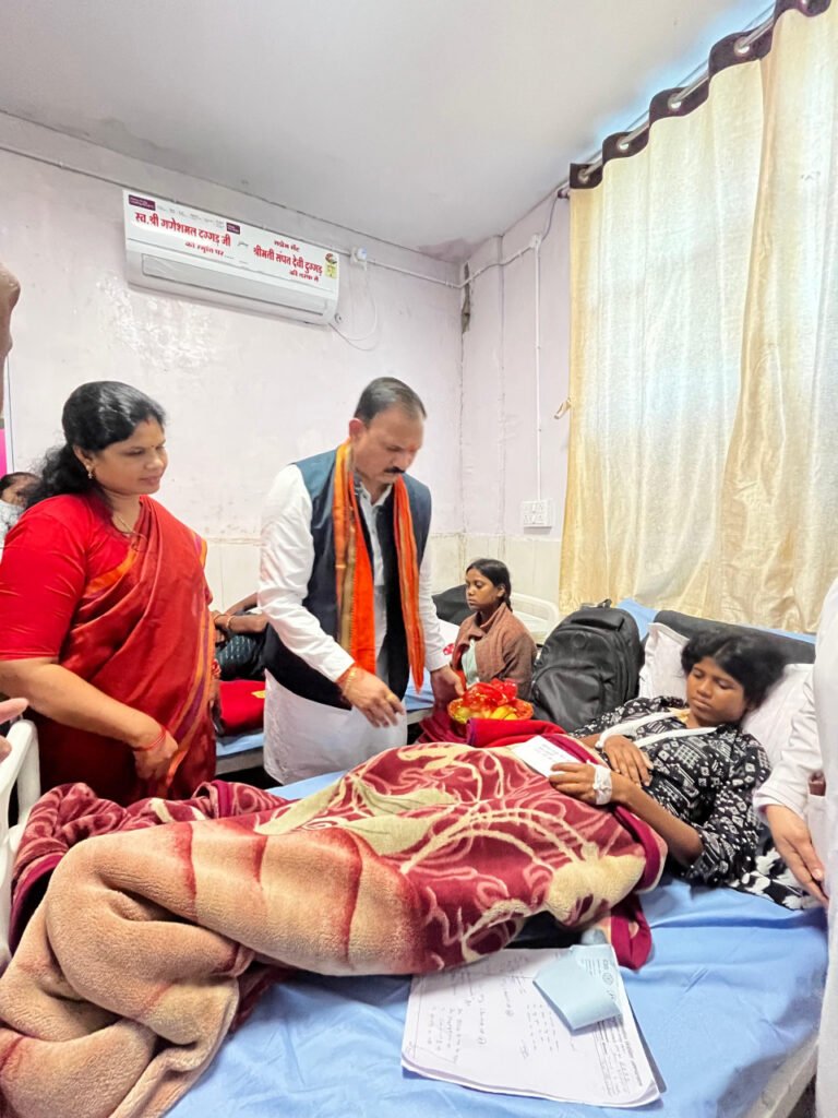 निजी कार्यक्रम छोड़ केल्हारी बस दुर्घटना के घायलों से मिलने पहुंचे स्वास्थ्य मंत्री श्याम बिहारी जायसवाल