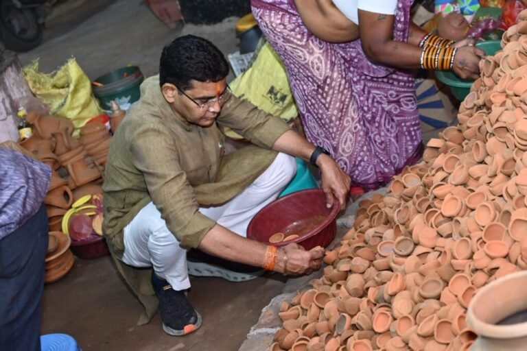 स्थानीय कारीगरों की मेहनत से रोशन हो हर घर, स्वदेशी दीयों से मनाएं दीपावली – राजस्व मंत्री टंक राम वर्मा