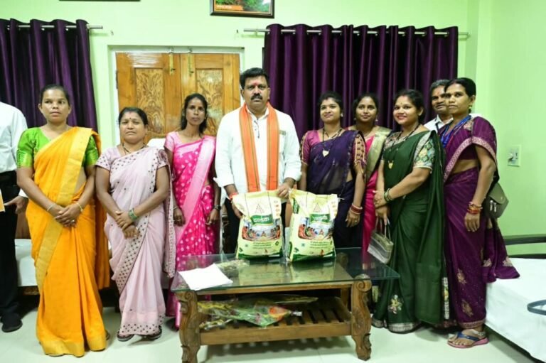 उप मुख्यमंत्री विजय शर्मा से मिलीं माँ दंतेश्वरी महिला किसान उत्पादक कंपनी की सदस्य, उप मुख्यमंत्री ने एनपीओपी प्रमाणन मिलने पर दी बधाई