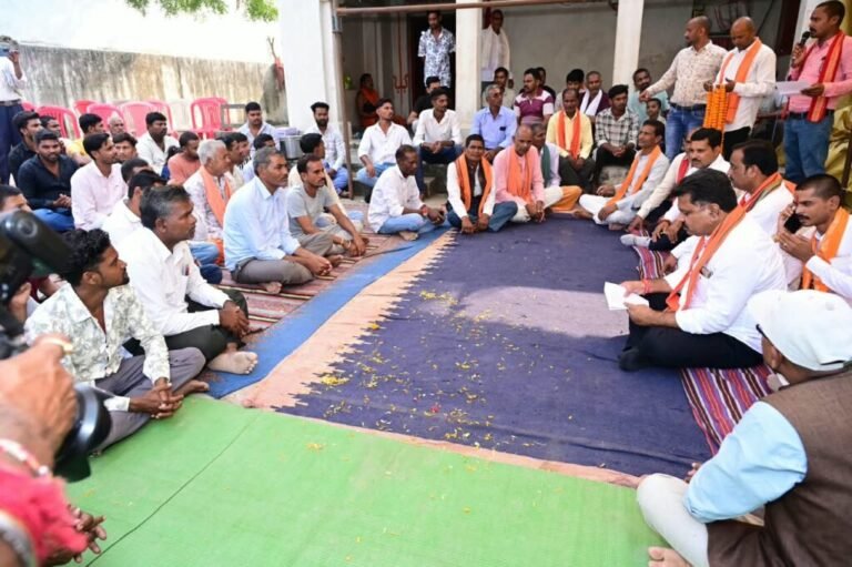 उपमुख्यमंत्री विजय शर्मा ने ग्राम लोहझरी में ग्रामीणों के बीच बैठकर किया सीधा संवाद