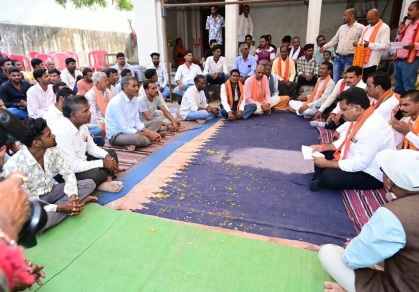 उपमुख्यमंत्री विजय शर्मा ने ग्राम लोहझरी में ग्रामीणों के बीच बैठकर किया सीधा संवाद