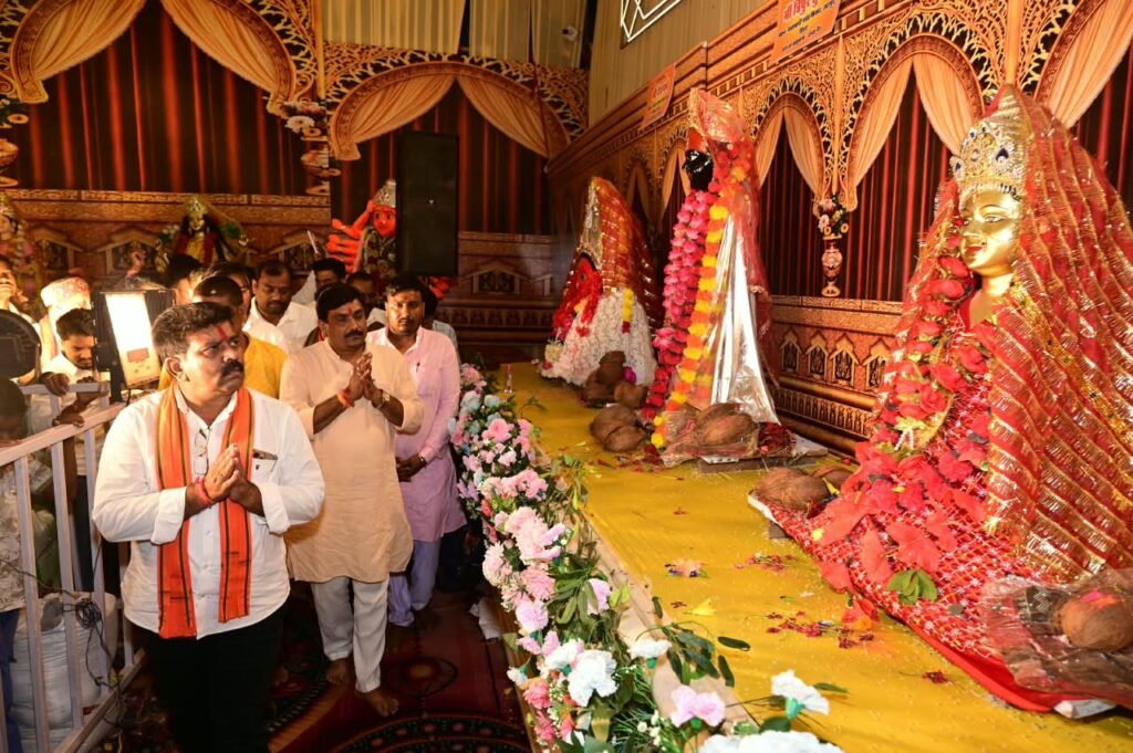 देवी पंडाल बने जनसमस्या निवारण के केंद्र, उप मुख्यमंत्री विजय शर्मा ने मां दुर्गा के चरणों में बैठकर सुनीं ग्रामीणों की समस्याएं