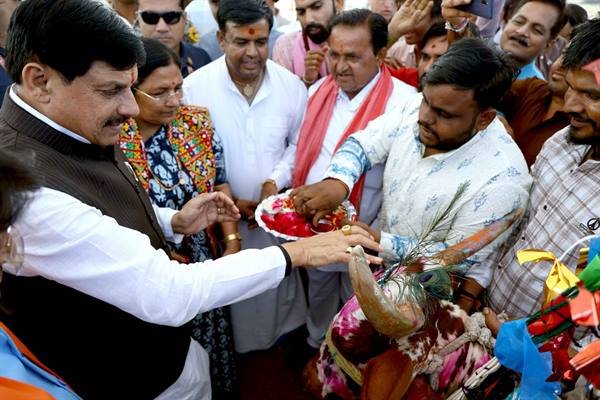 मुख्यमंत्री डॉ. यादव ने निकुंज धाम गौशाला में किया गोमाता का पूजन